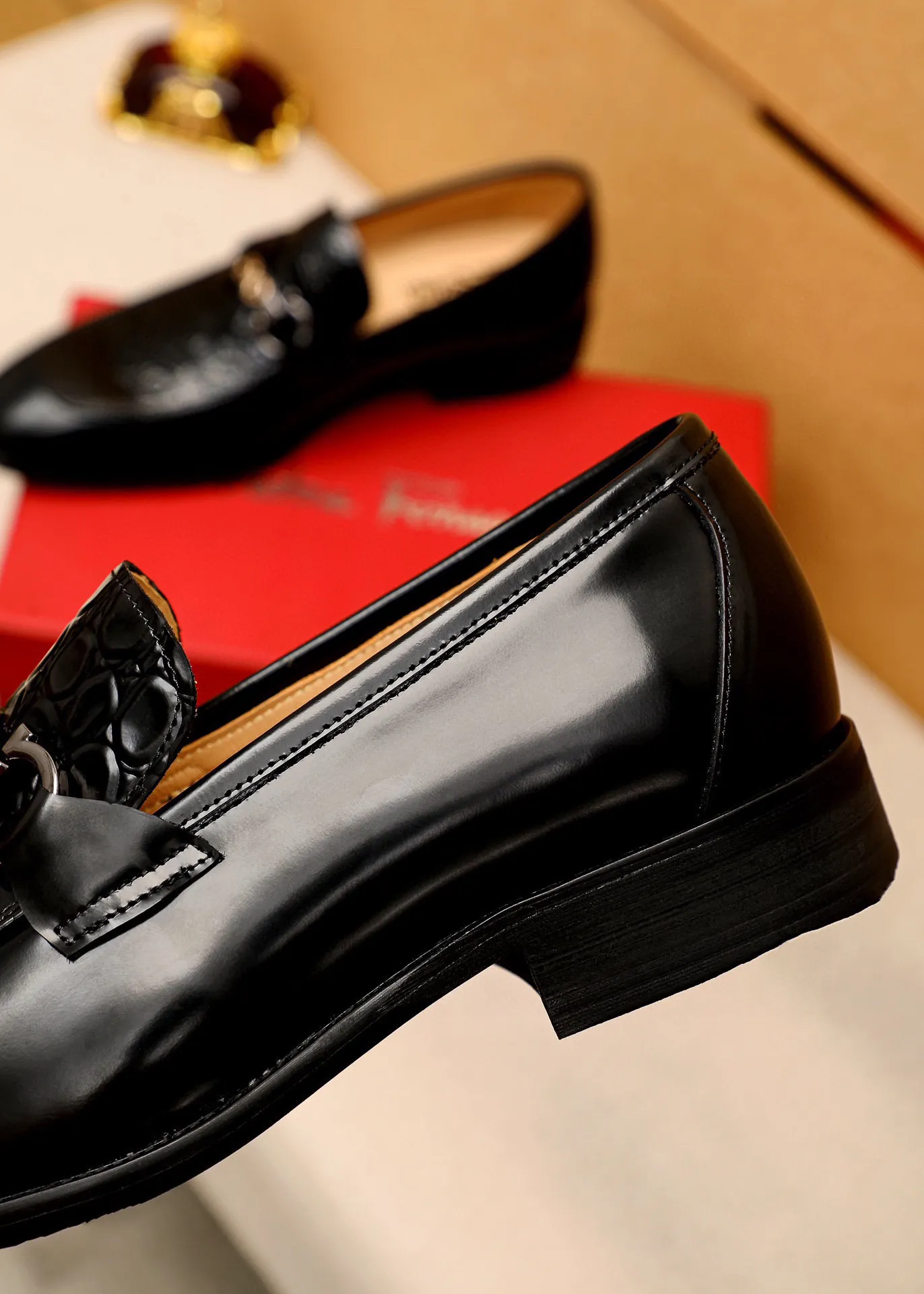 Men's shoes 💰460 💐 Product trademark: Ferragamo "Ferragamo" casual leather shoes Regular size: 38-44 (custom-made for 45🉑️) Product materials: Selected imported first-layer calfskin embossed upper + original hardware buckle, imported water-dyed cowhide leather lining. Strong three-dimensional visual effect, combined outsole Color: 1⃣️color optional